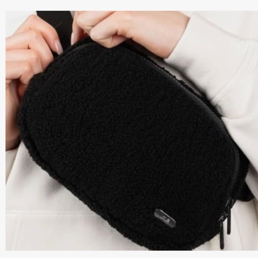 LOLË Convertible Fleece Belt Bag, Cross Body Design, Unisex, Black NWT AUTHENTIC - Picture 7 of 8